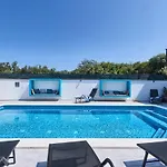 Villa In With Swimming Pool Pula