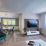 In With Swimming Pool Villa *