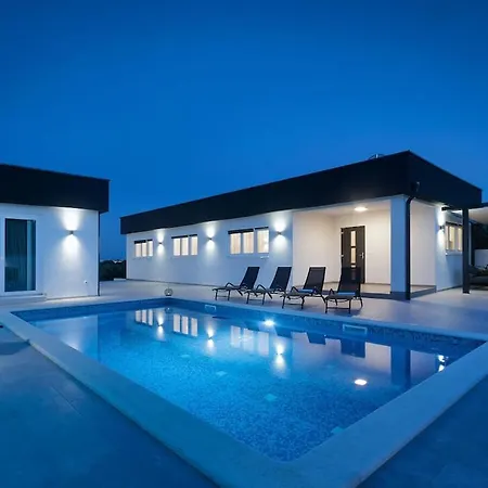 Villa In With Swimming Pool Póla