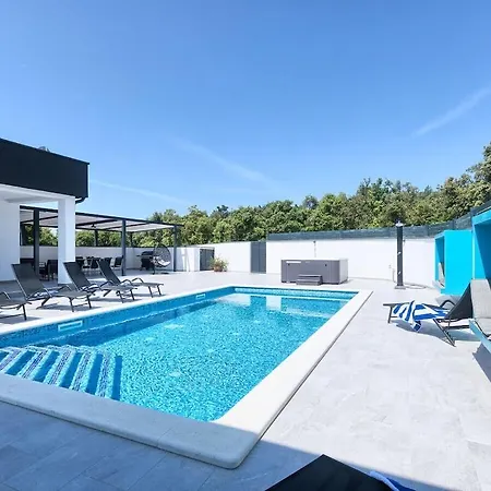 In With Swimming Pool Villa Póla