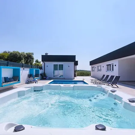 In With Swimming Pool Villa *