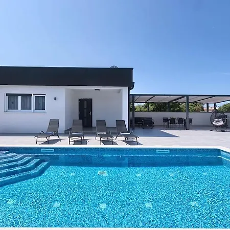 In With Swimming Pool Villa Póla