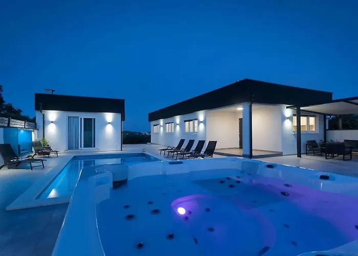 Villa In With Swimming Pool Póla