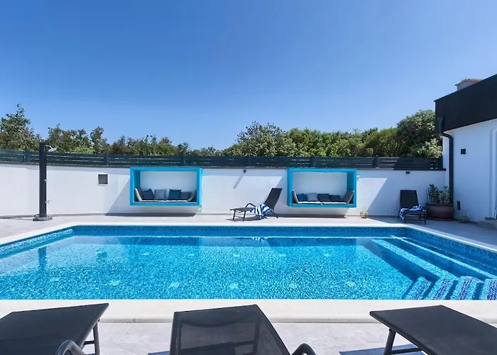 Villa In With Swimming Pool Póla