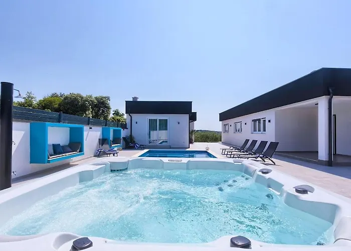 In With Swimming Pool Вілла *