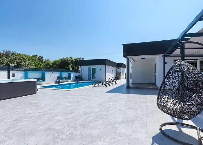 Villa In With Swimming Pool *