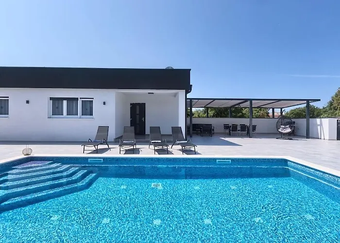In With Swimming Pool Villa Póla