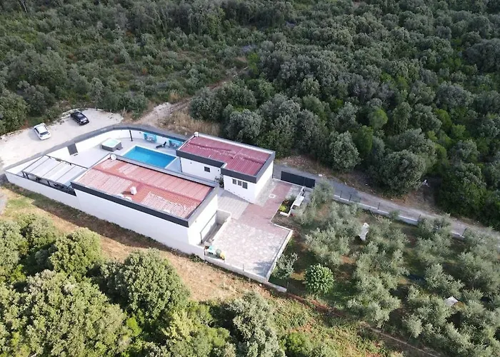 In With Swimming Pool Villa *