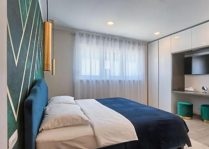 In With Swimming Pool Вілла