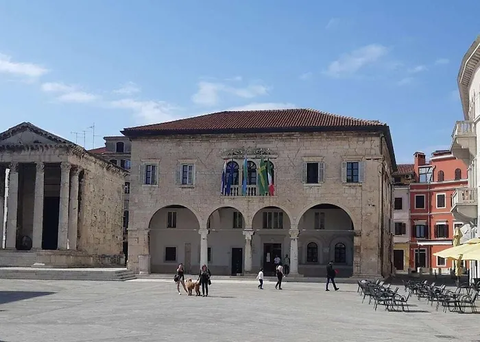 Вілла In With Swimming Pool Пула