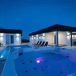 Вілла In With Swimming Pool Пула