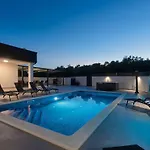In With Swimming Pool Вілла Пула