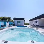 In With Swimming Pool Вілла *
