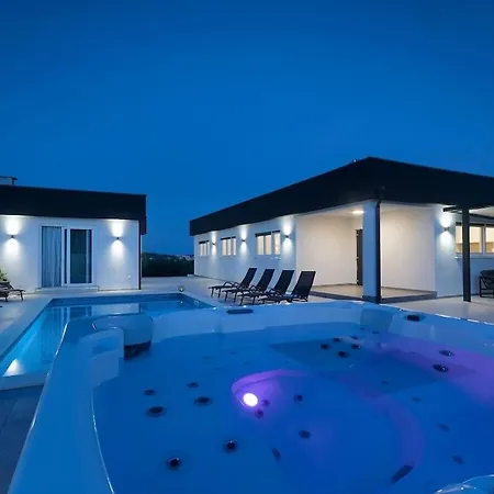 Вилла In Pula With Swimming Pool Пула