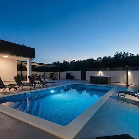 In Pula With Swimming Pool Вилла Пула