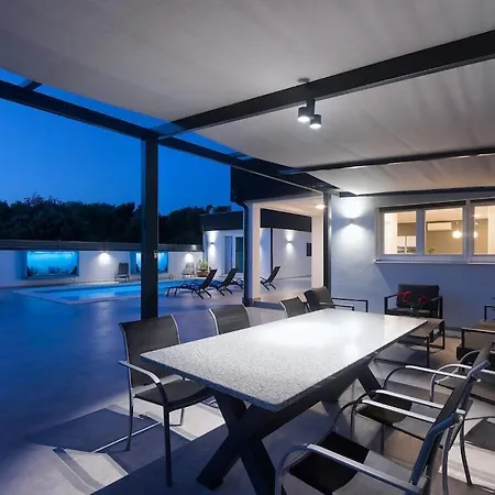 In Pula With Swimming Pool * Пула