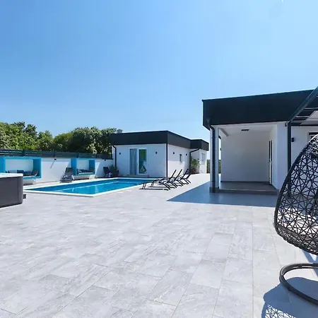 Вилла In Pula With Swimming Pool *