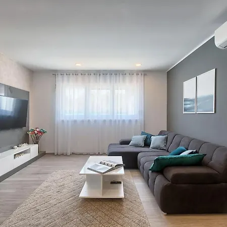 In Pula With Swimming Pool *