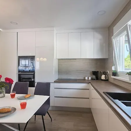 Вилла In Pula With Swimming Pool Пула