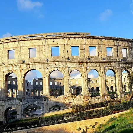 Вилла In Pula With Swimming Pool *