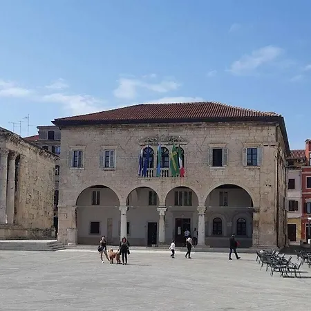 Vila In With Swimming Pool Pula