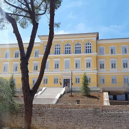 Вилла In Pula With Swimming Pool Пула