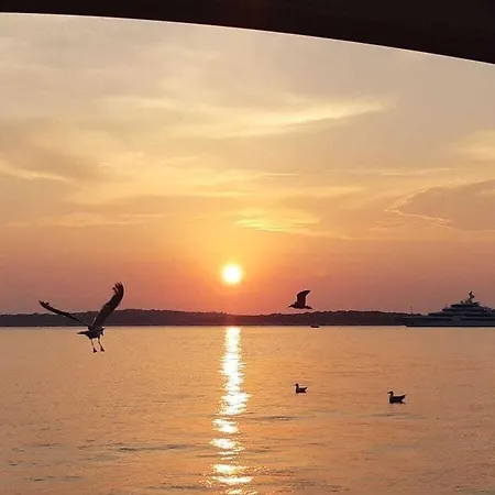 Вилла In Pula With Swimming Pool Пула