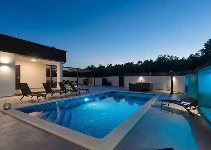 In With Swimming Pool Vila Pula