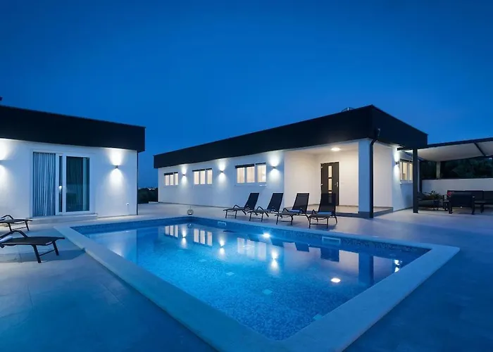 Vila In With Swimming Pool Pula