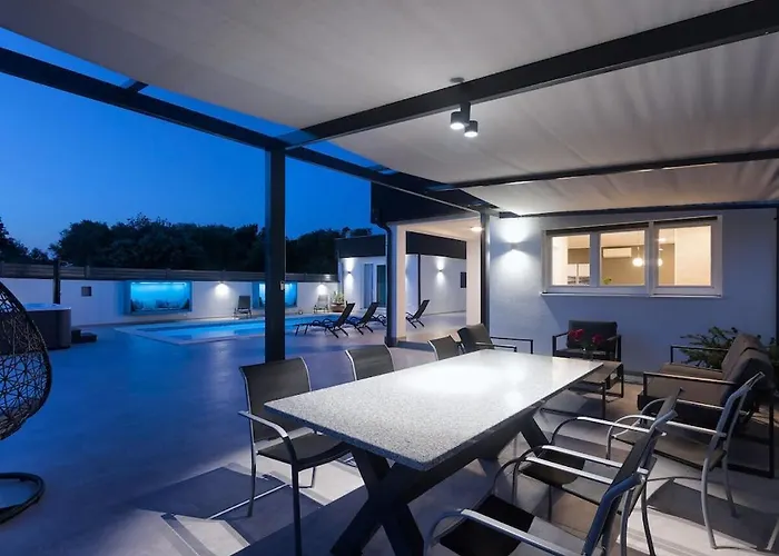 In Pula With Swimming Pool * Póla