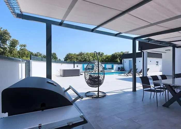 In Pula With Swimming Pool Villa