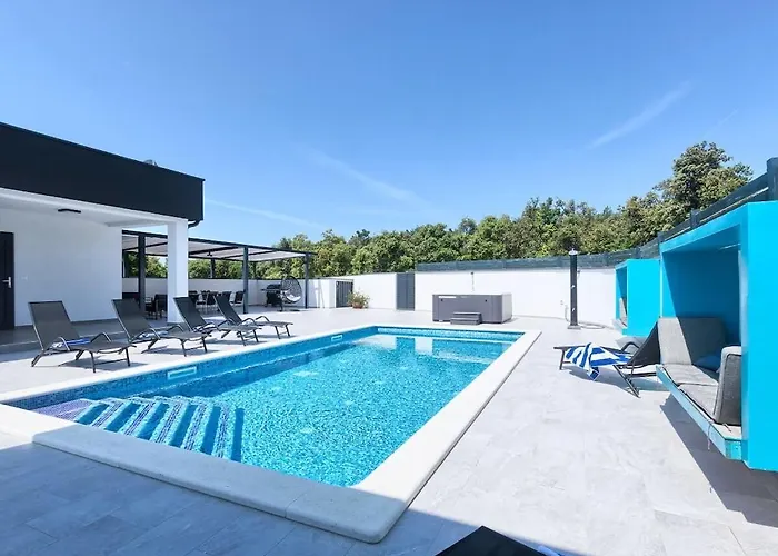 In Pula With Swimming Pool Villa Póla