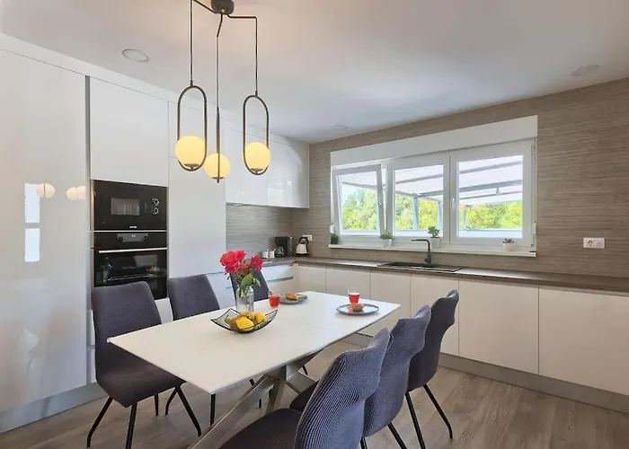 In With Swimming Pool Vila