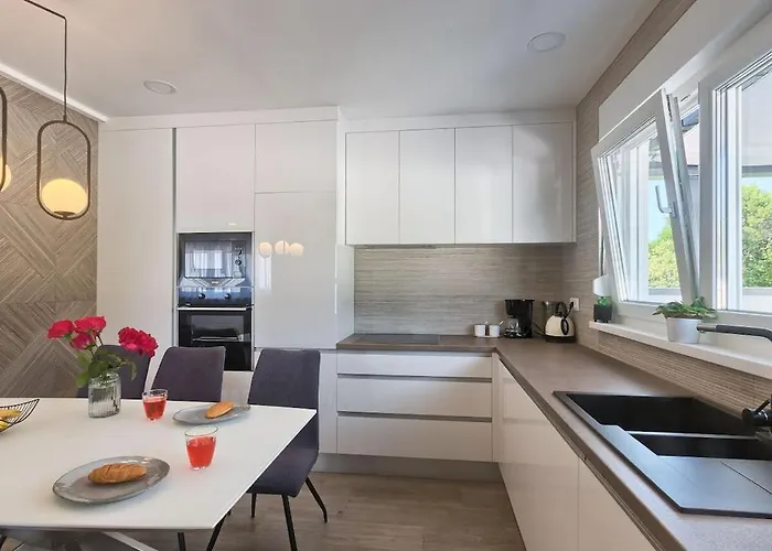 Vila In With Swimming Pool Pula