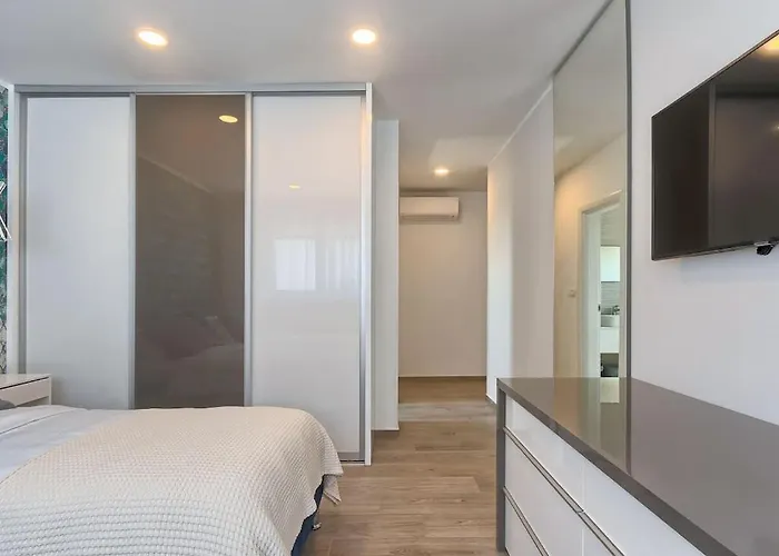 In With Swimming Pool * Pula