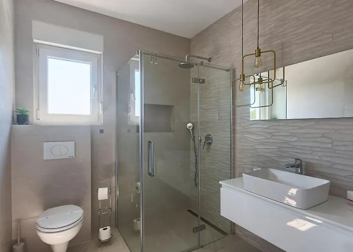 Villa In Pula With Swimming Pool *