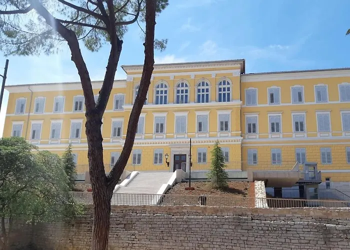 Villa In Pula With Swimming Pool Póla