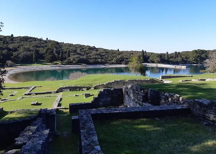 In Pula With Swimming Pool Póla