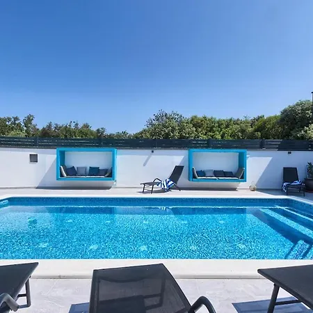 Villa In With Swimming Pool Pula
